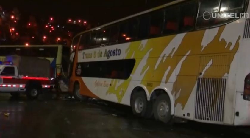 Chofer de un bus pierde el control por lluvia y provoca choque múltiple en la autopista La Paz-El Alto