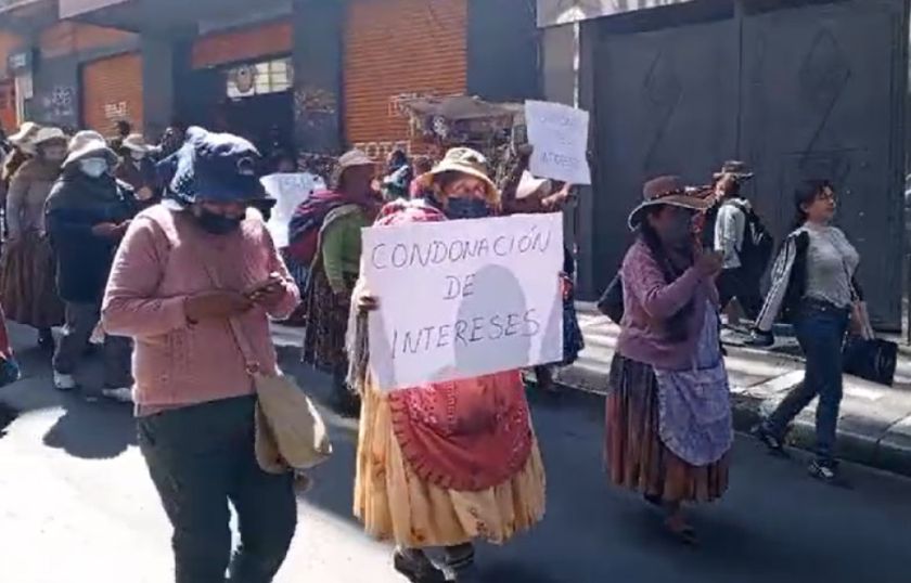 La Paz: Deudores se movilizan y denuncian usura de los bancos; la ASFI invita a presentar reclamos