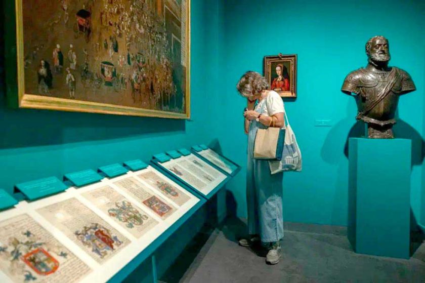 Exponen 24 autógrafos de Cristóbal Colón en España