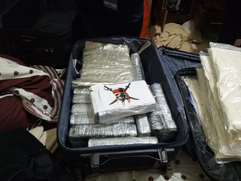Hallan droga vinculada al caso del avión de BoA y aprehenden a una persona más