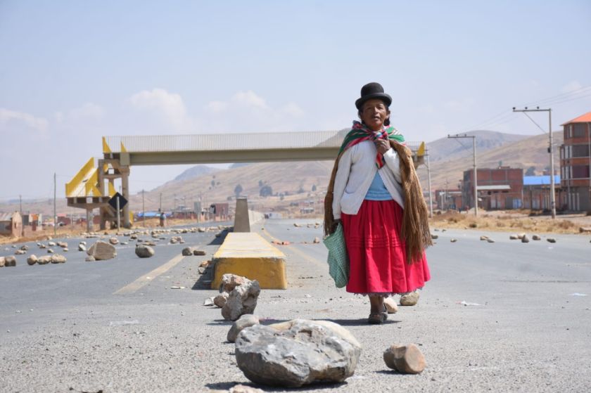 Campesinos de La Paz levantan bloqueos en ruta a Copacabana y convocan a marcha