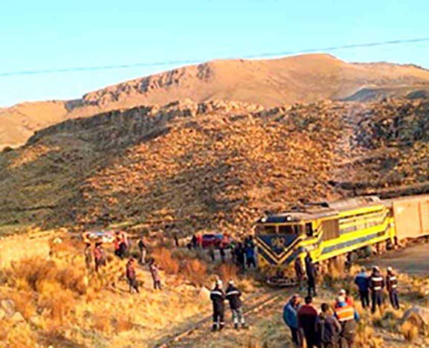 Chofer estrella su vehículo contra un tren 