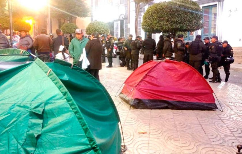Policía despeja de la vía pacíficamente a vecinos  indignados contra Llally