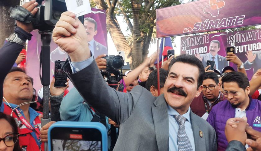 Reyes Villa inicia registro para su partido e insiste en que tiene soluciones económicas