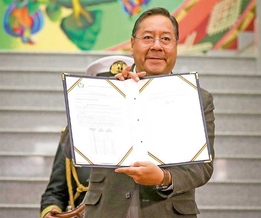 Arce promulga ley que incrementa pensiones