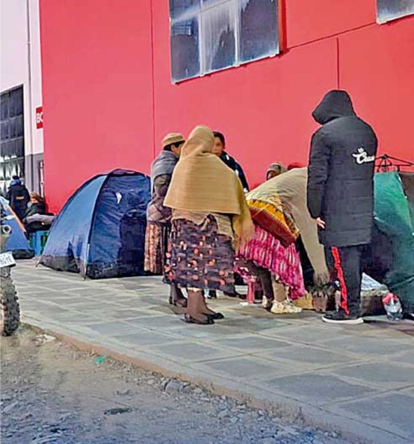 Gente formó filas por entradas en el estadio de El Alto