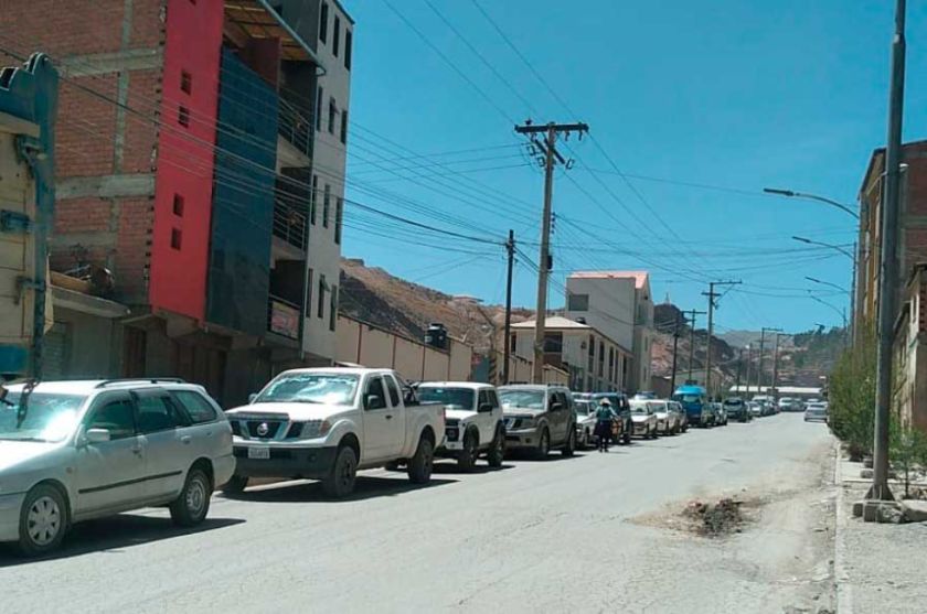 Continúan reclamos por las largas filas en los surtidores