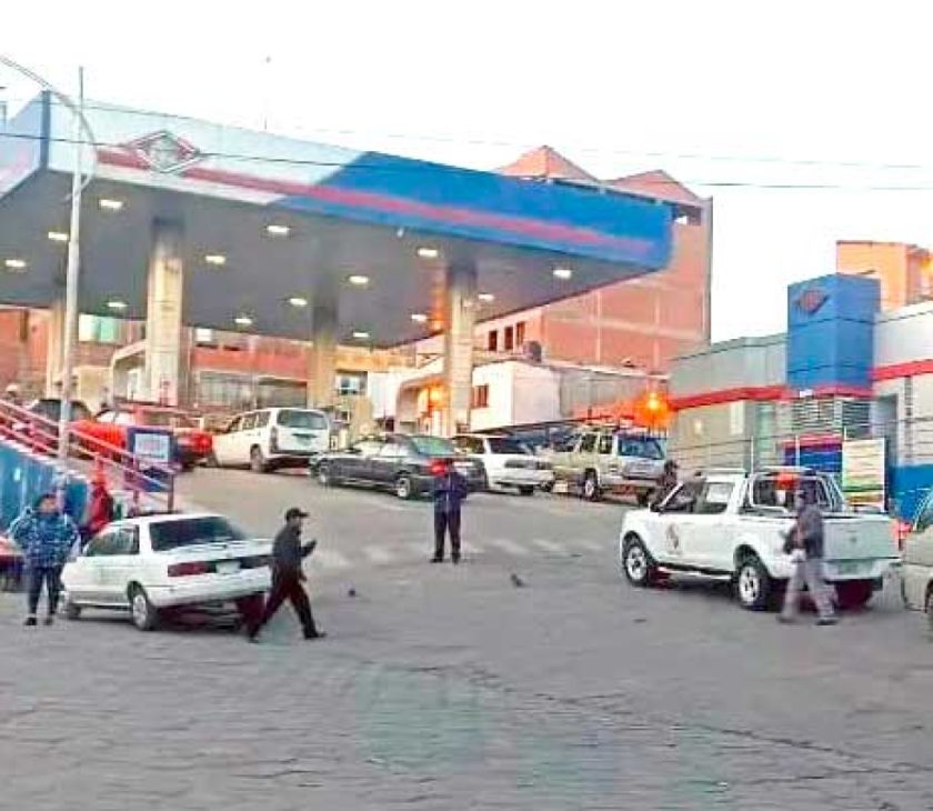 Reportan poca fila de autos en los surtidores de la urbe