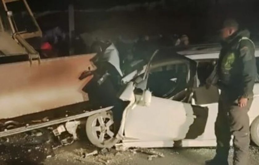 Choque entre vagoneta contra una retroexcavadora en La Paz deja un fallecido