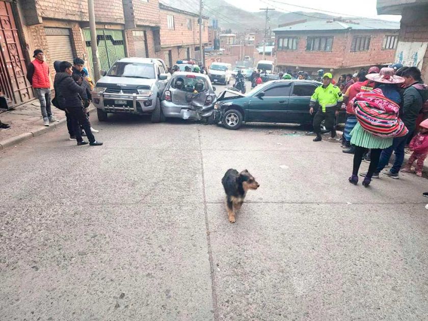 Ebrio ocasiona aparatoso accidente, hay una herida