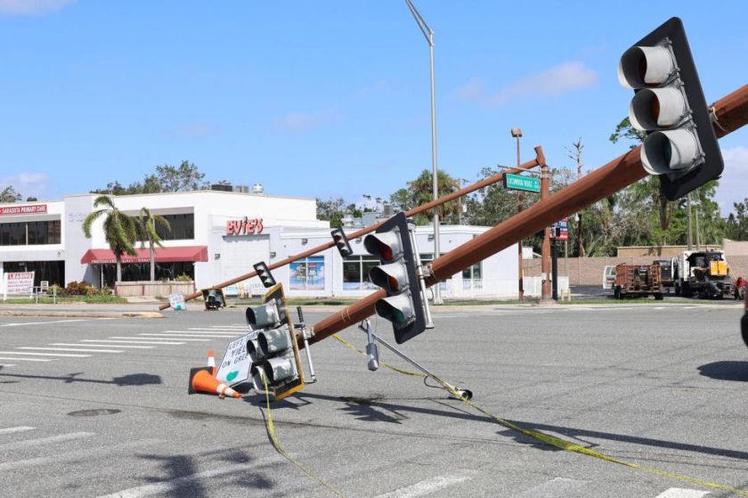 Cerca de 2 millones de usuarios aún sin electricidad en Florida tras el paso de Milton