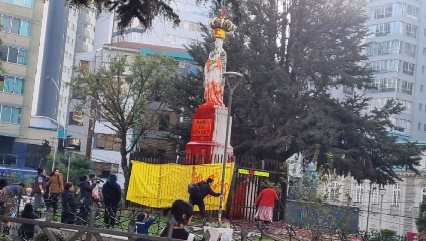 Activistas echan pintura a la estatua dedicada a Isabel La Católica en La Paz