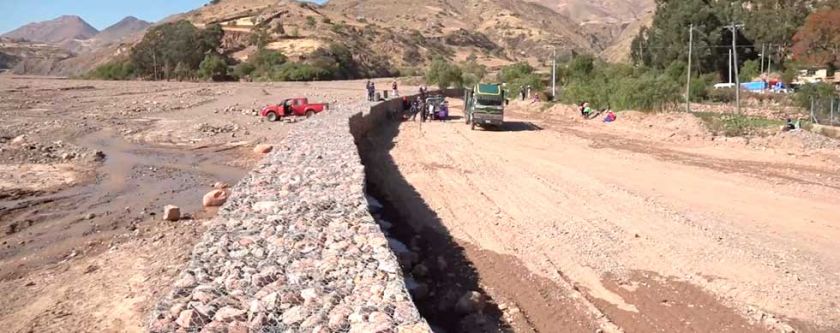 Entregan muros defensivos y gaviones en Tacobamba