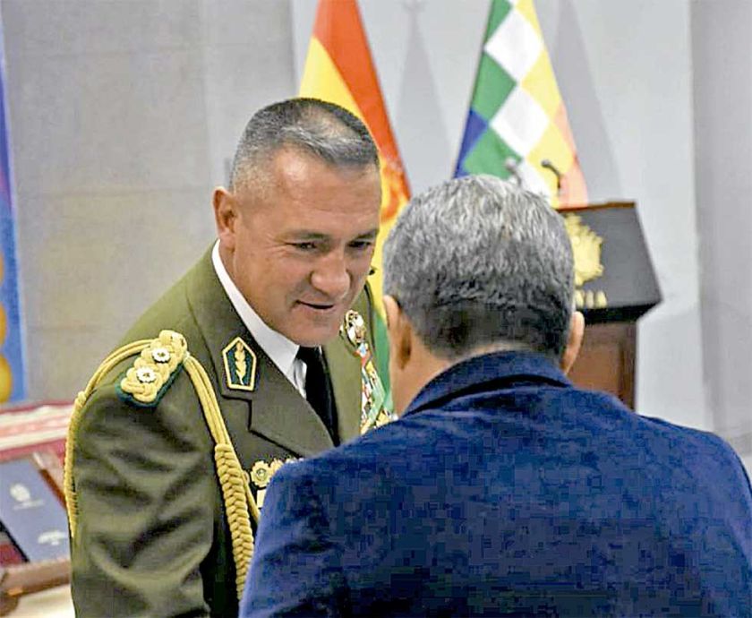 Luis Arce posesiona a Augusto Russo como comandante general