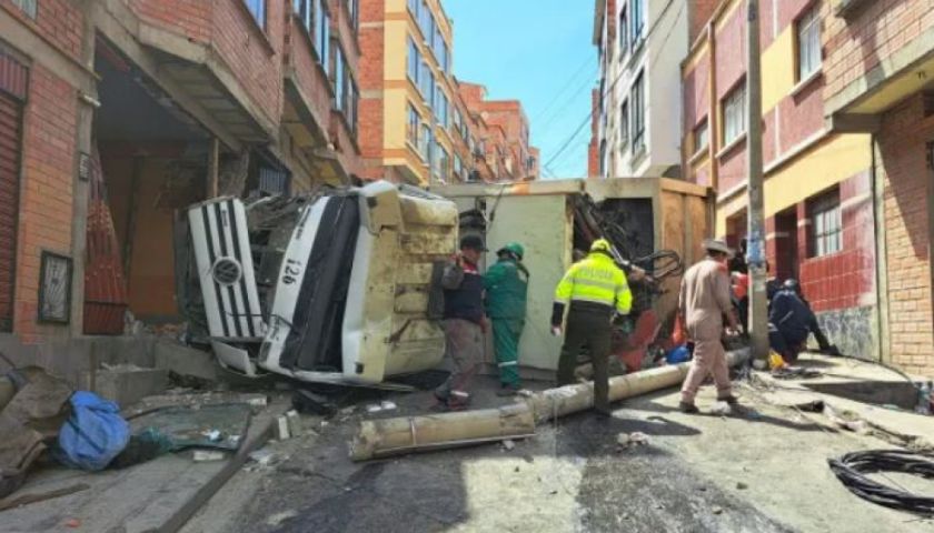 Un camión basurero choca contra viviendas y derriba postes de energía eléctrica