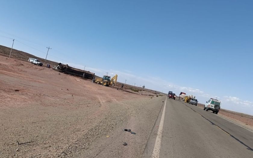 Trágico accidente de una cisterna en la carretera Uyuni-San Cristóbal deja un fallecido