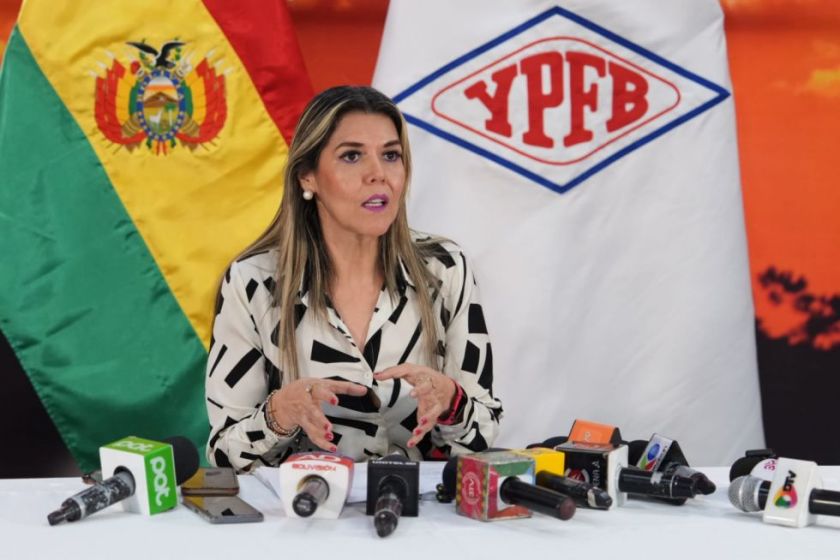 YPFB reporta que hay más de 570 camiones con combustibles detenidos en bloqueos