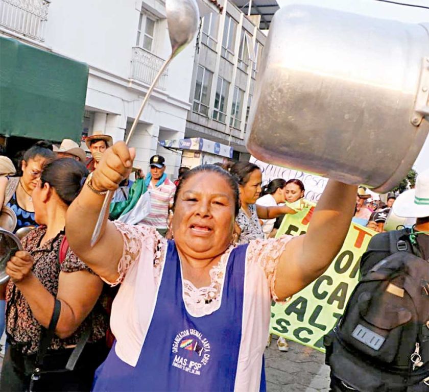 Santa Cruz: Marcha de cacerolas vacías