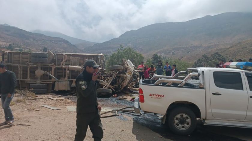 Chuquisaca:Un profesor y tres estudiantes mueren al embarrancarse en un camión