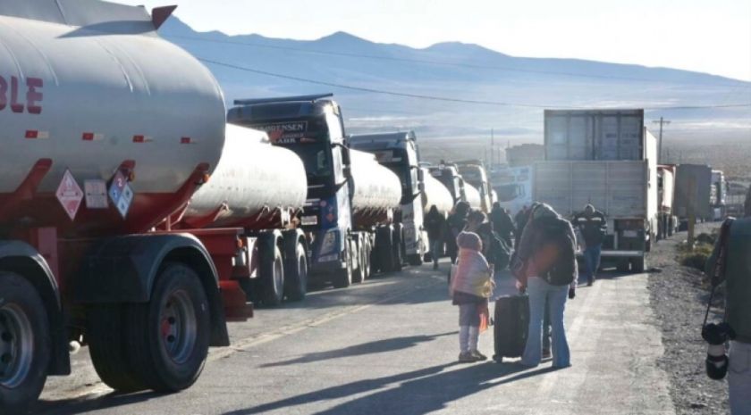 Cisternas retenidas en bloqueo están filtrando y pueden causar muerte de personas