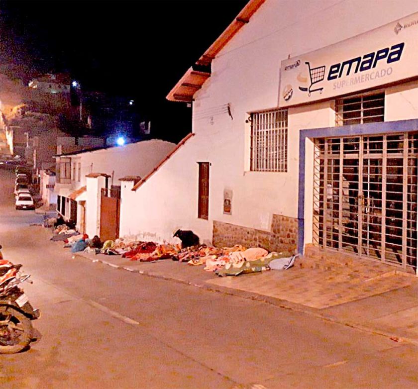 Esperan hasta 12 horas por una arroba de arroz