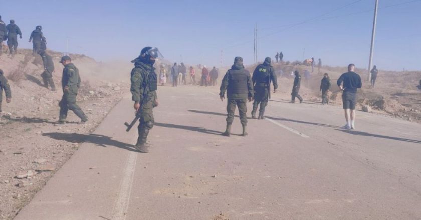 Bloqueadores utilizan dinamita contra policías en Caracollo; hay tres detenidos
