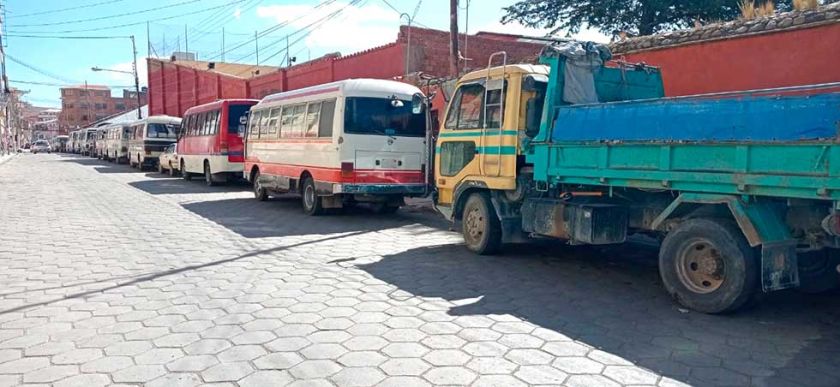 Monstruosa serpiente metálica de vehículos devora las calles de Potosí 