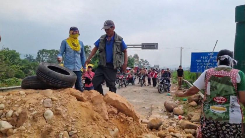 Tensión en el puente Ichilo: ‘Evistas’ chocan con la Policía en intento de desbloqueo