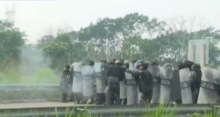 Policía interviene el bloqueo en el puente Ichilo en la vía Cochabamba - Santa Cruz