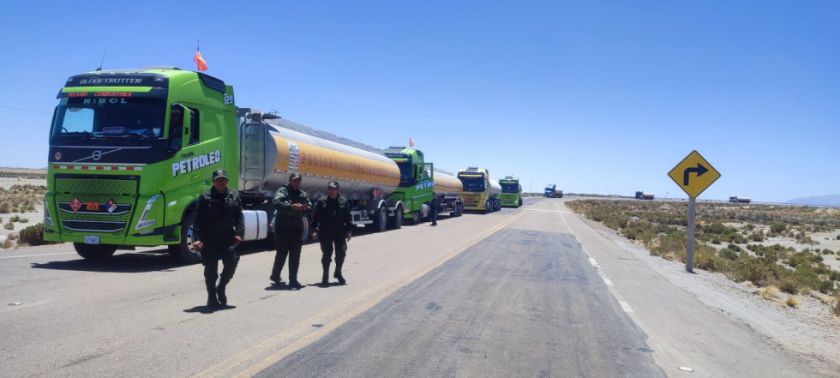Convoy de cisternas escoltado por la Policía abastece a Oruro, Potosí y Chuquisaca
