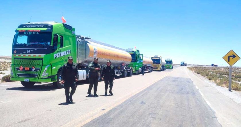 Carburantes llegan en cisternas bajo un fuerte respaldo policial