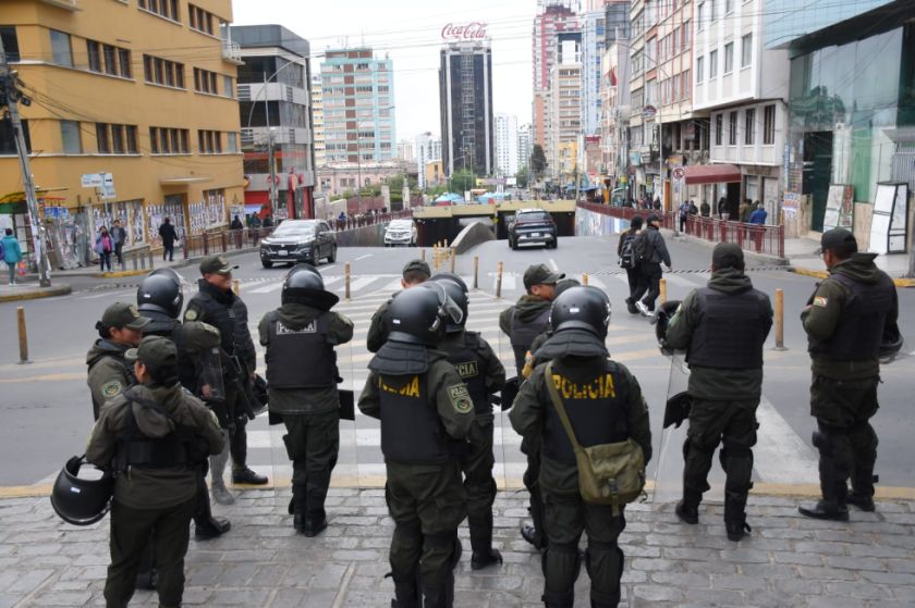 La Paz: Policía interviene bloqueos; choferes denuncian represión y arrestos