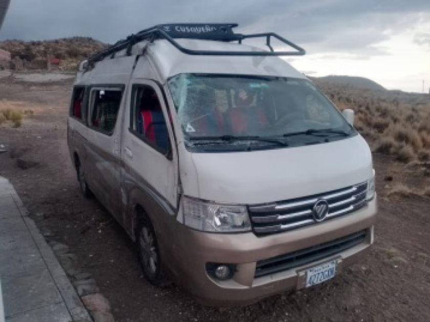 Un minibús con 14 pasajeros a bordo vuelca y deja cuatro heridos en la vía Porco-Potosí