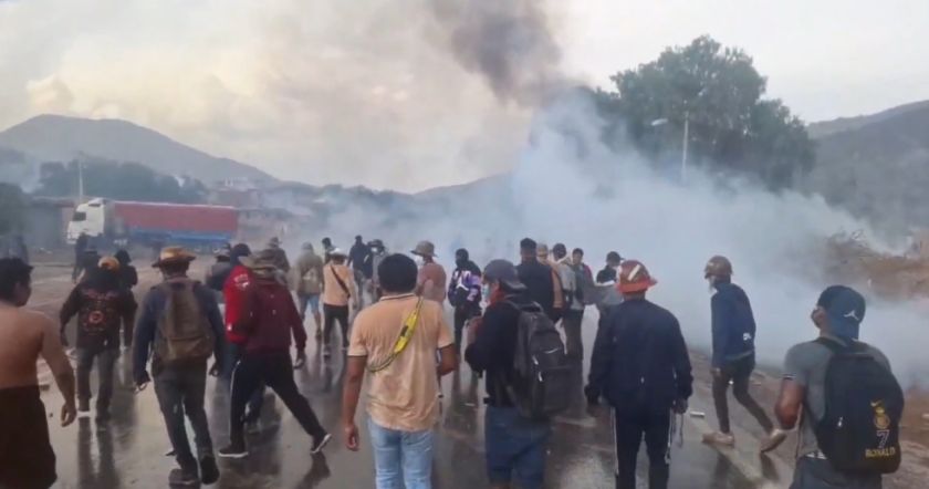 Policías desbloquean tras enfrentamiento en Parotani, pero sectores movilizados retornan ruta