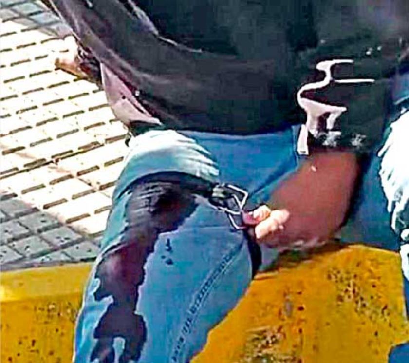 Dos aprehendidos por apuñalar a un motociclista