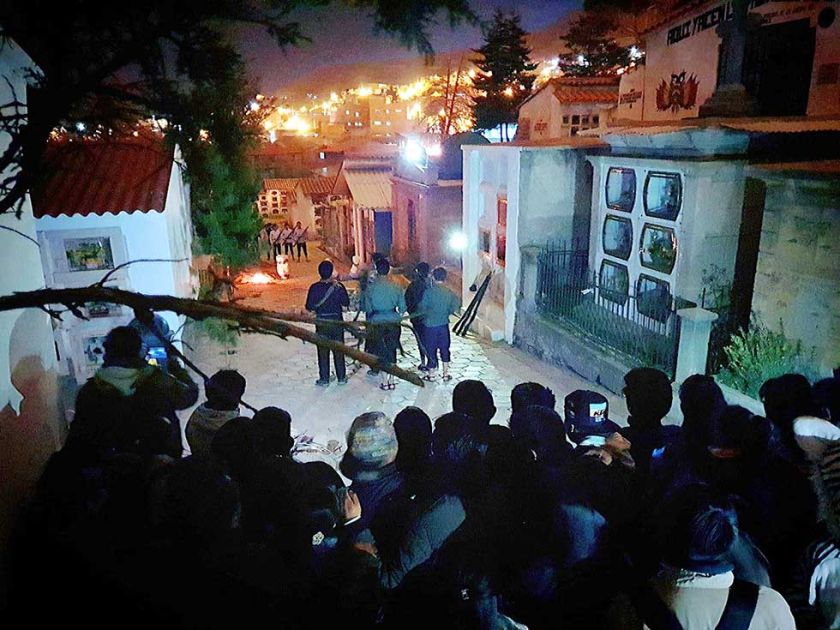 El cementerio potosino fue escenario para dos noches de historias