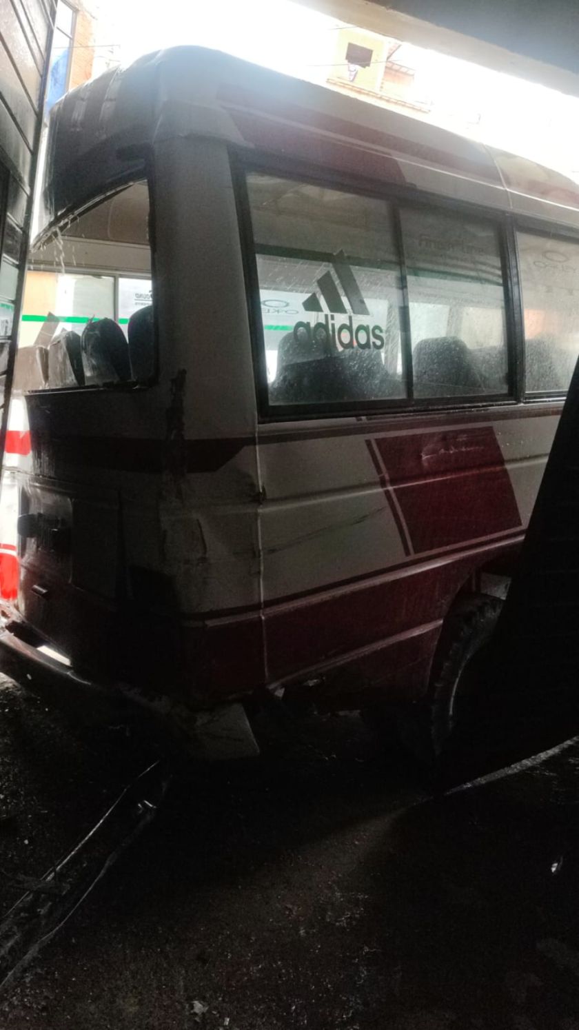 Microbús se estrella contra una casa en Villa Copacabana, no hay heridos