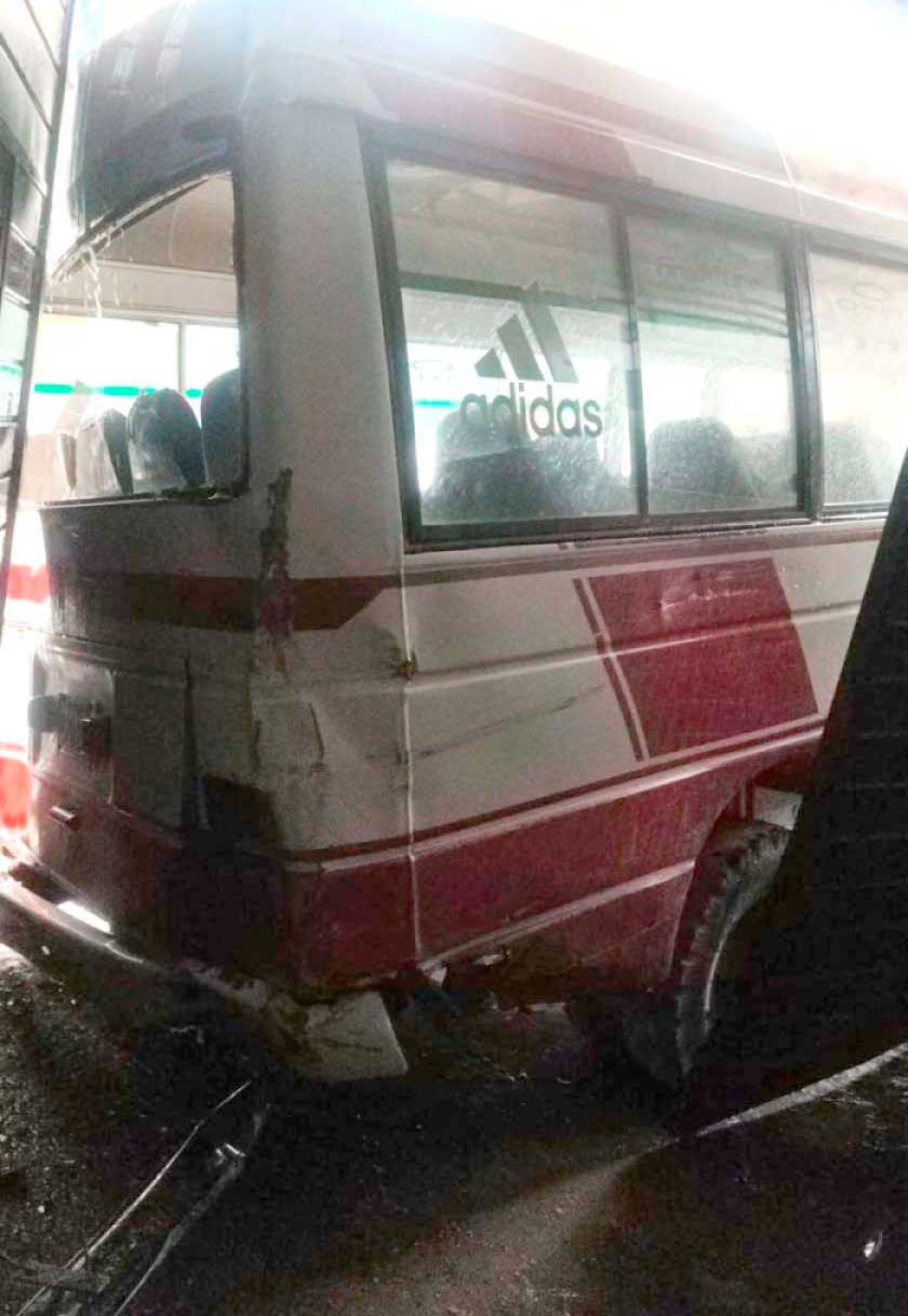 Microbús se estrella contra  una casa, no hubo heridos  
