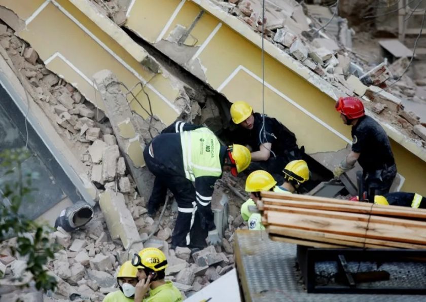 Se desploma un edificio de 10 pisos en Argentina y buscan a personas atrapadas