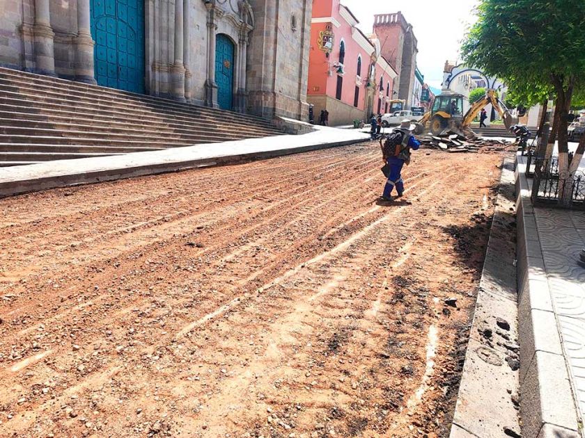 Cambian el pavimento de la Plaza 10 de Noviembre