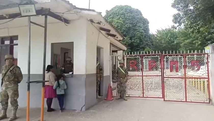 Evacúan a familias de militares de la Novena División del Ejército en el Trópico de Cochabamba