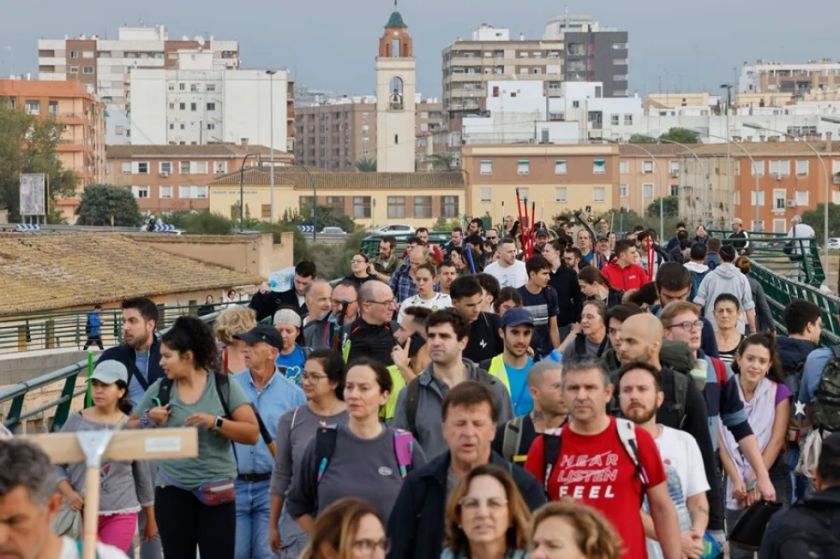 España: Una marea humana con cubos, escobas y agua sale a pie de València para ayudar