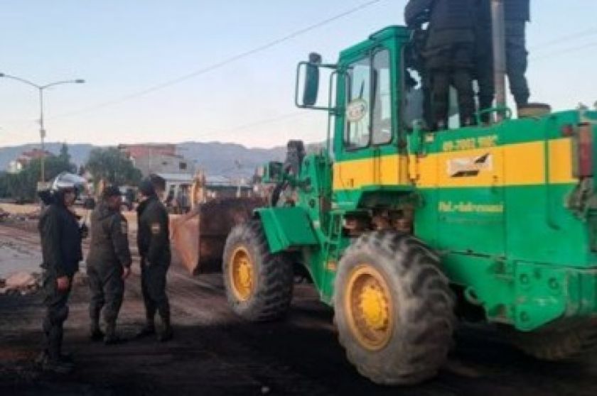 Policías y militares avanzan hacia Parotani y habilitan la vía que conecta Cochabamba con el occidente