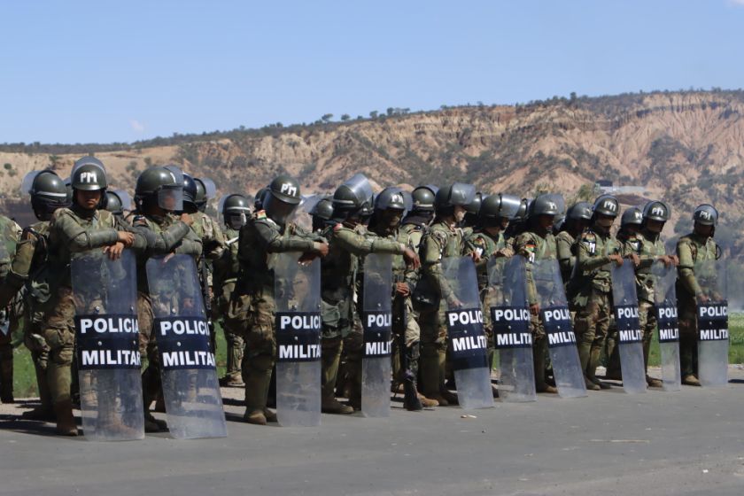 Policía recobra fuerza en Parotani: bloqueadores retroceden y comienzan a circular vehículos