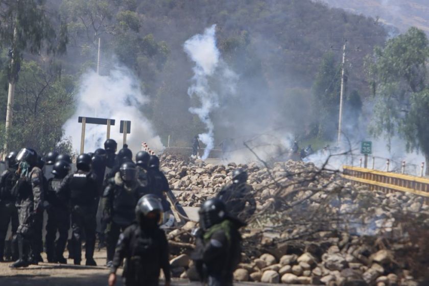 Parotani: Policías lanzan gases y bloqueadores responden con dinamitas
