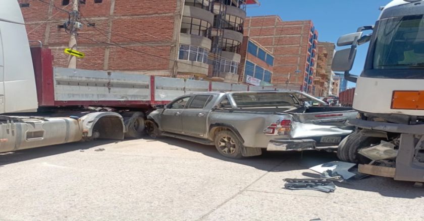 Tracto camión sin control provoca choque múltiple en la avenida Villa Imperial