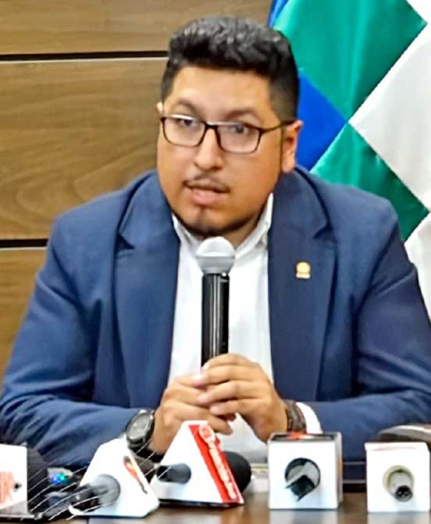 Presidente de Diputados defiende su elección y Evo observa ilegalidad