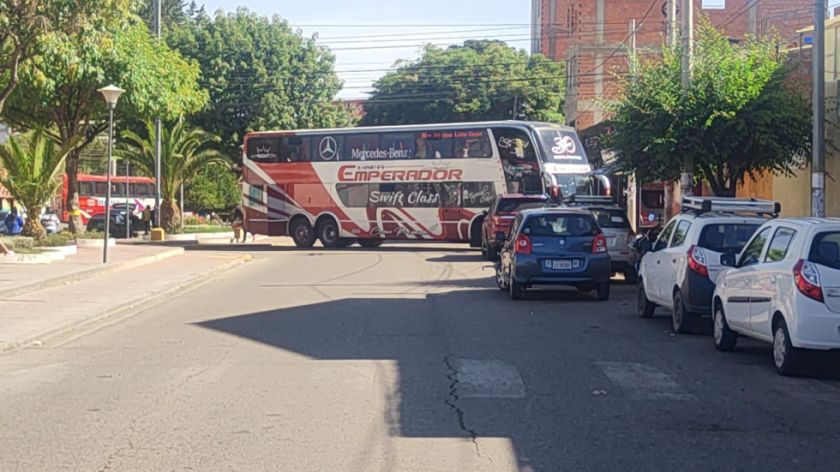 Sucre: Choferes bloquean por falta de combustible en inmediaciones de las terminales 