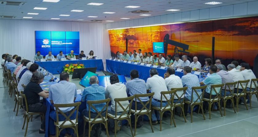 El Gobierno y sector productivo cruceño acuerdan comité para la provisión de diésel