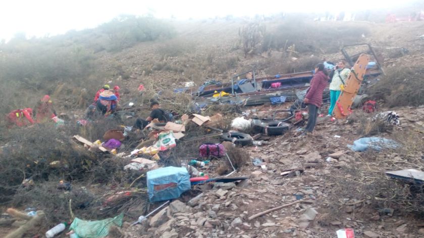 Dos muertos y más de 30 heridos tras el vuelco de un bus en la ruta Tarija -Tupiza